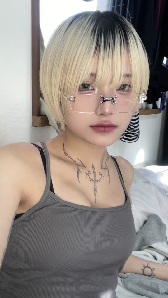 金属シルバーのエンブレムS 01メガネ | 光学 | TIJN